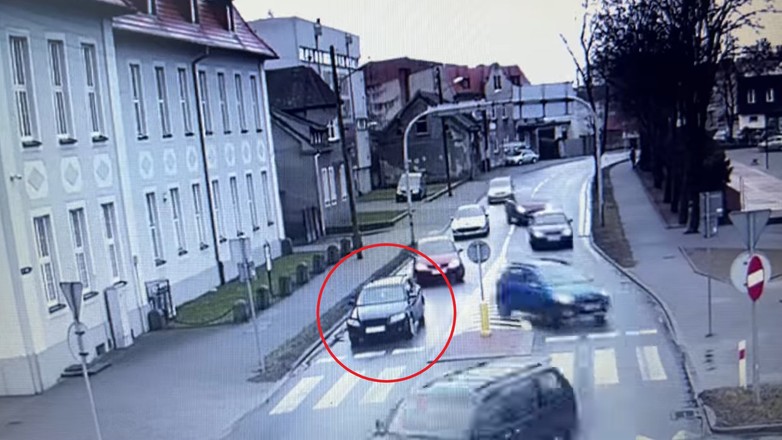 Utknęła przed przejściem. Kierowcy ją omijali