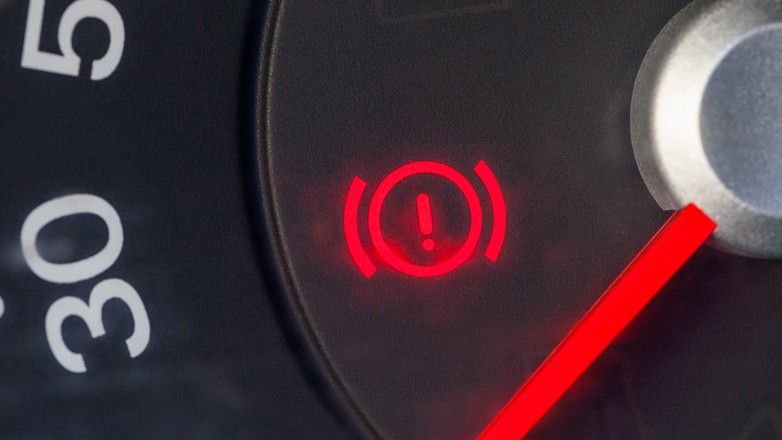 Kółko z wykrzyknikiem na desce rozdzielczej samochodu. Co oznacza ten wskaźnik?