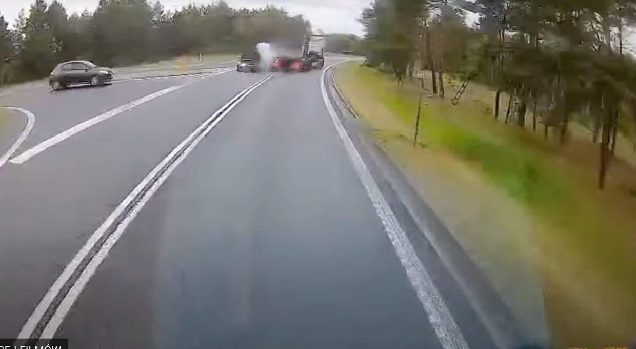 I nagle zobaczył przed sobą naczepę ciężarówki pędzącą pod prąd... Jest nagranie
