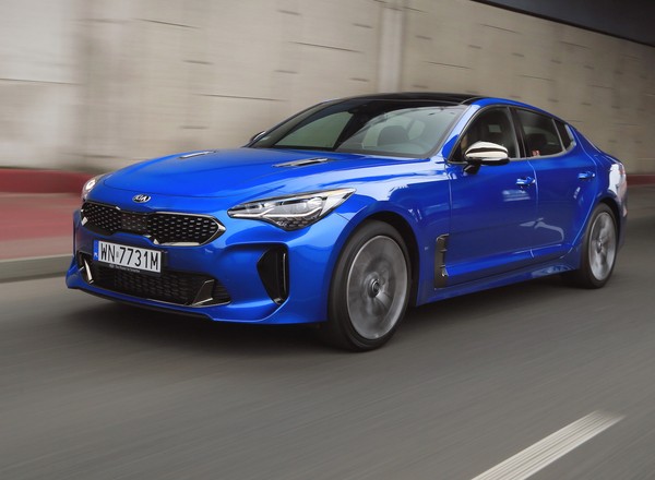 Kia Stinger może stracić moc. Ponad 900 właścicieli musi odwiedzić ASO