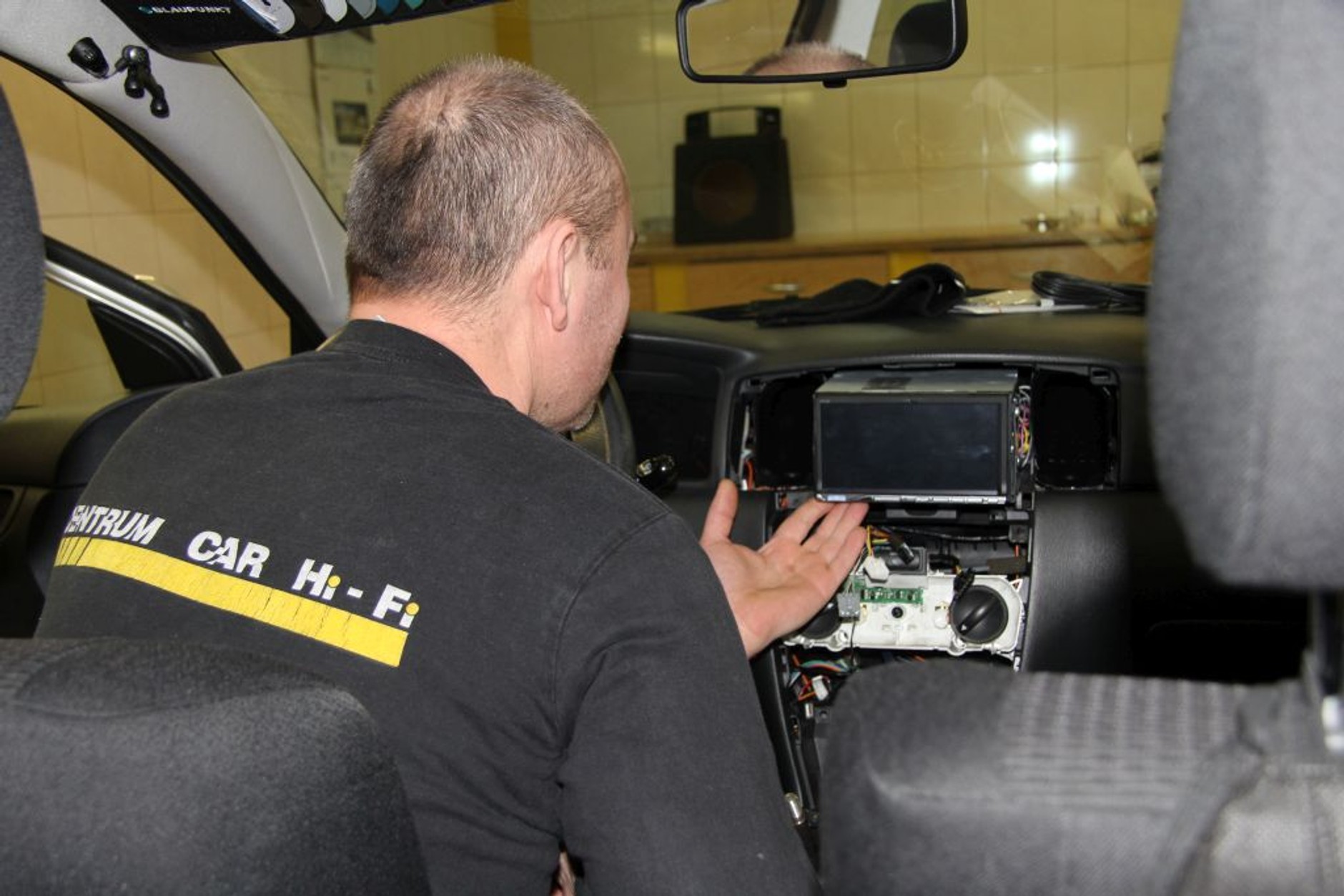 By podłączyć tuner DAB+ trzeba było wyjąć radio. Wszystkie podłączenia do stacji multimedialnej znajdują się z tyłu.