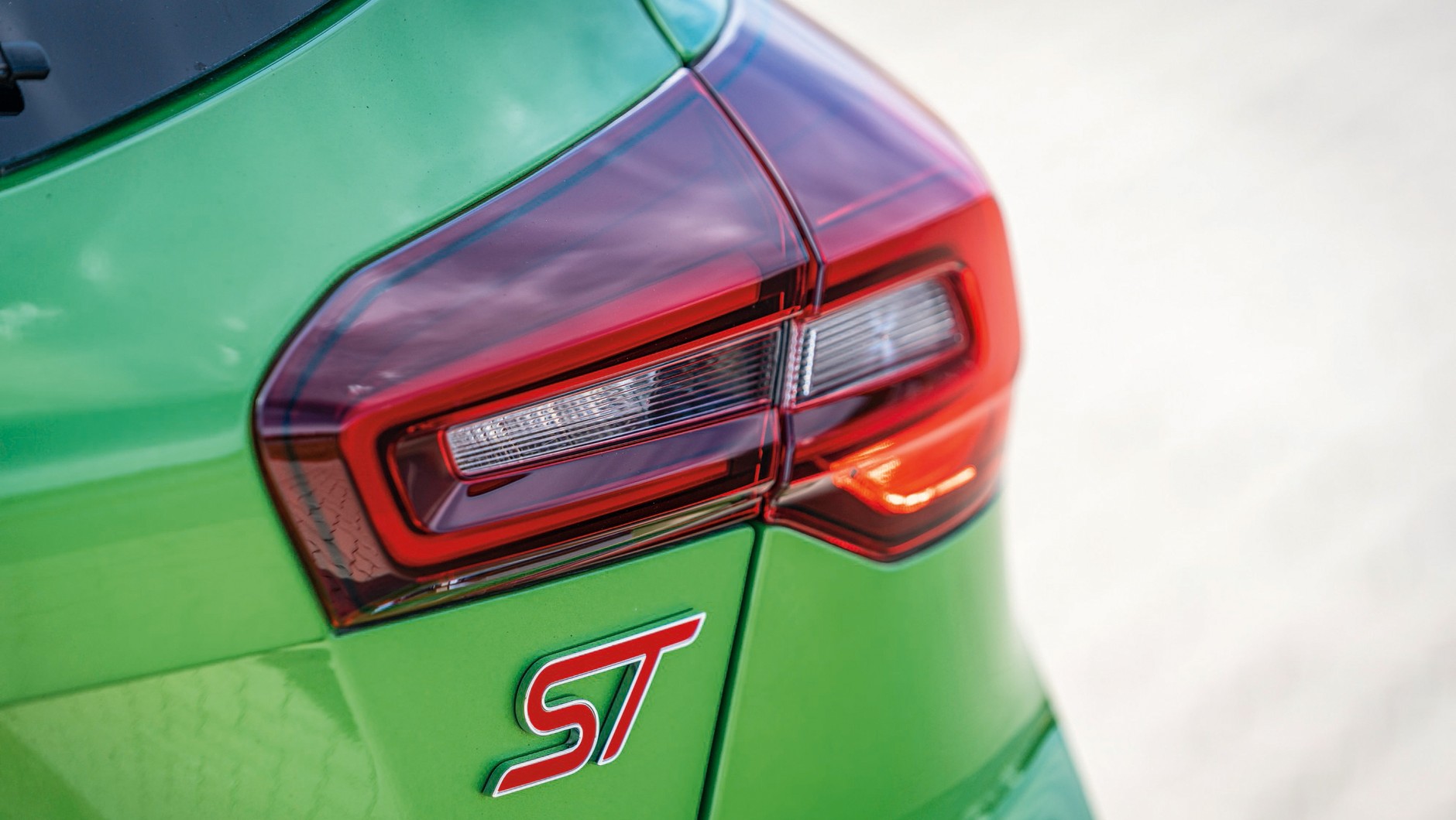 Ford Focus ST: charakterystyczne tylne lampy, tu też nie zabrakło sportowego znaku.