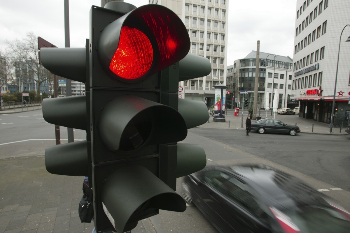 Kiedy można zawracać na skrzyżowaniu ze światłami? Potrzebna jest podwójna strzałka