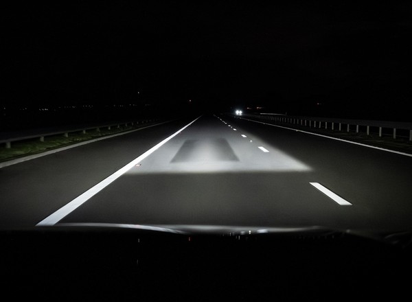 Cyfrowe światła Matrix LED są imponujące. Nie tylko "wycinają" inne samochody