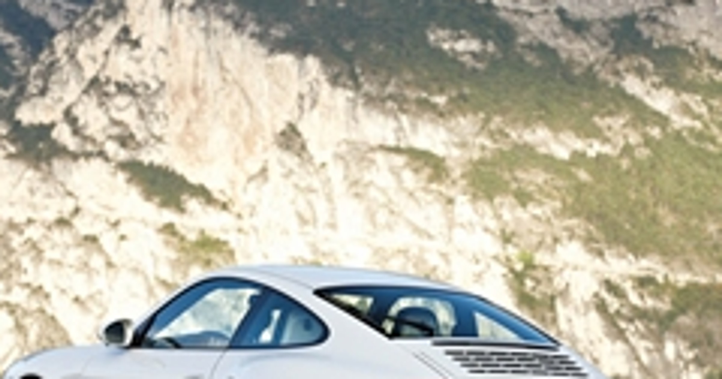Porsche 911 Carrera GTS wjeżdża między dwa modele