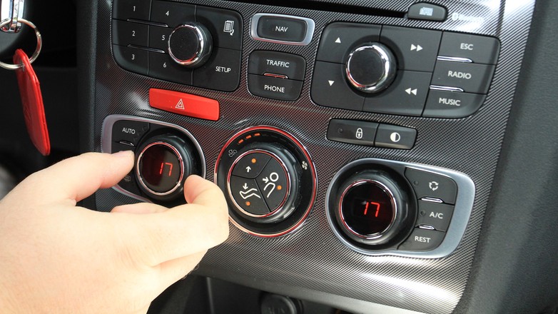 Używaj klimatyzacji, ale z głową! Schładzanie wnętrza do 17 stopni przy 30-stopniowym upale jest względnie bezpieczne tylko podczas dłuższych przejazdów i tylko wtedy, gdy na kilka minut przed zatrzymaniem wyłączymy j!