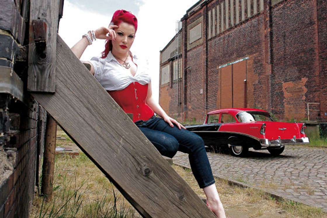 Seksowne kobiety w ekstrawaganckich samochodach