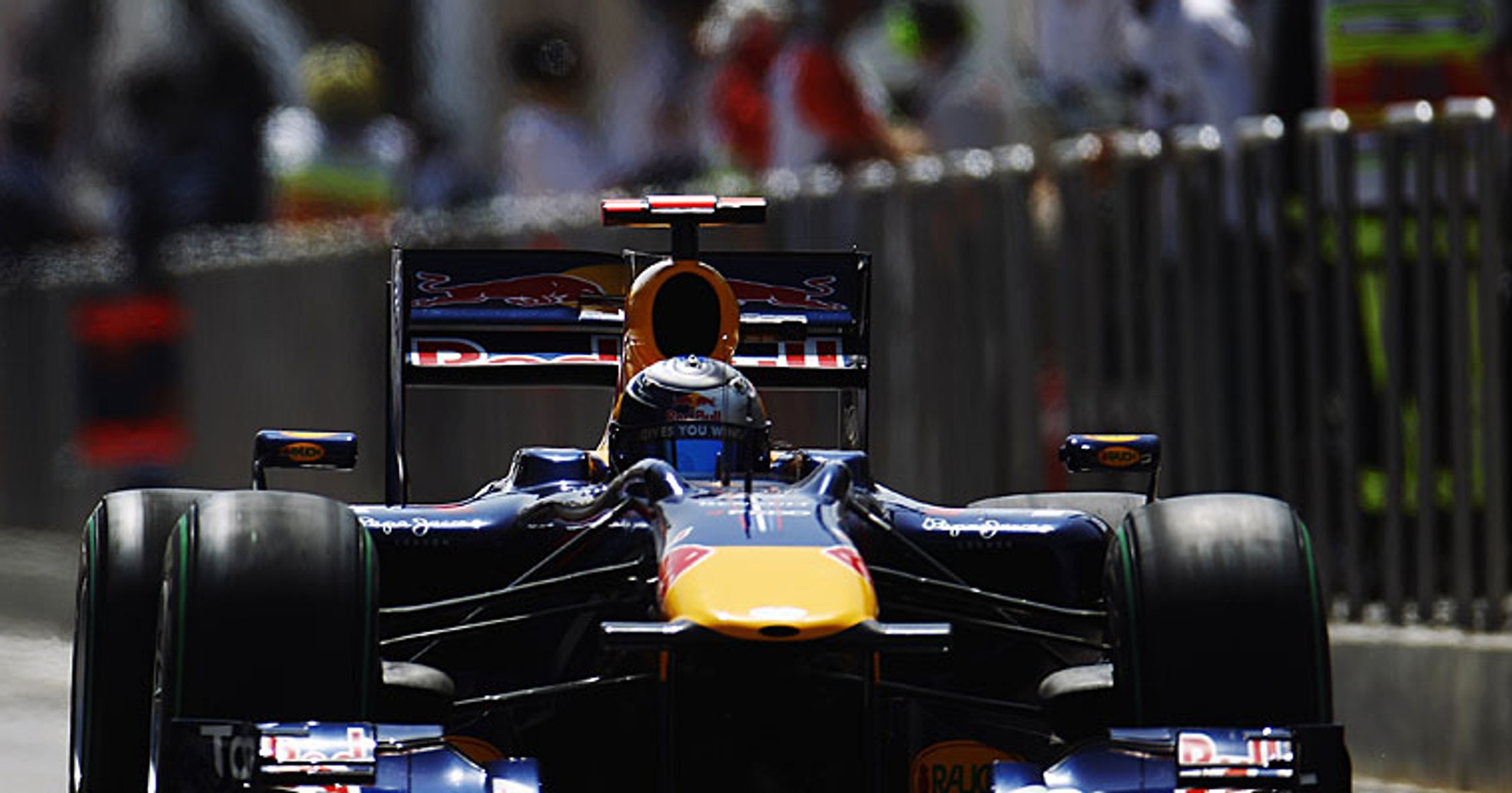 Grand Prix Australii 2010: radość kibiców, zmartwiony Robert Kubica (3. trening)