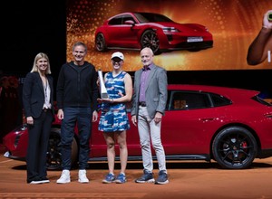Iga Świątek wygrała już dwa Porsche. Jedno oddała, a niedługo zagra o trzecie
