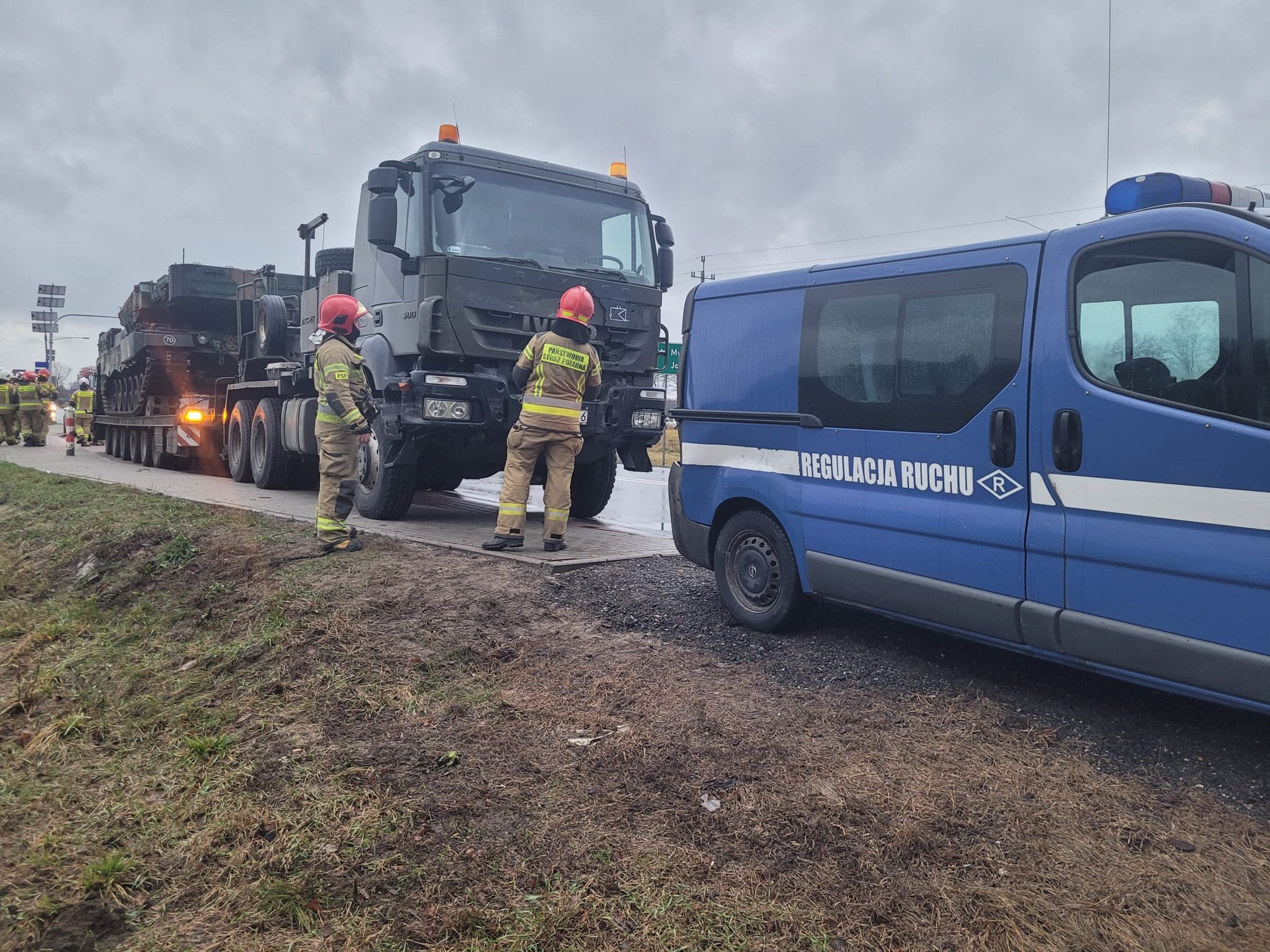 Wypadek na DK 50 z udziałem kolumny wojskowej transportującej czołg