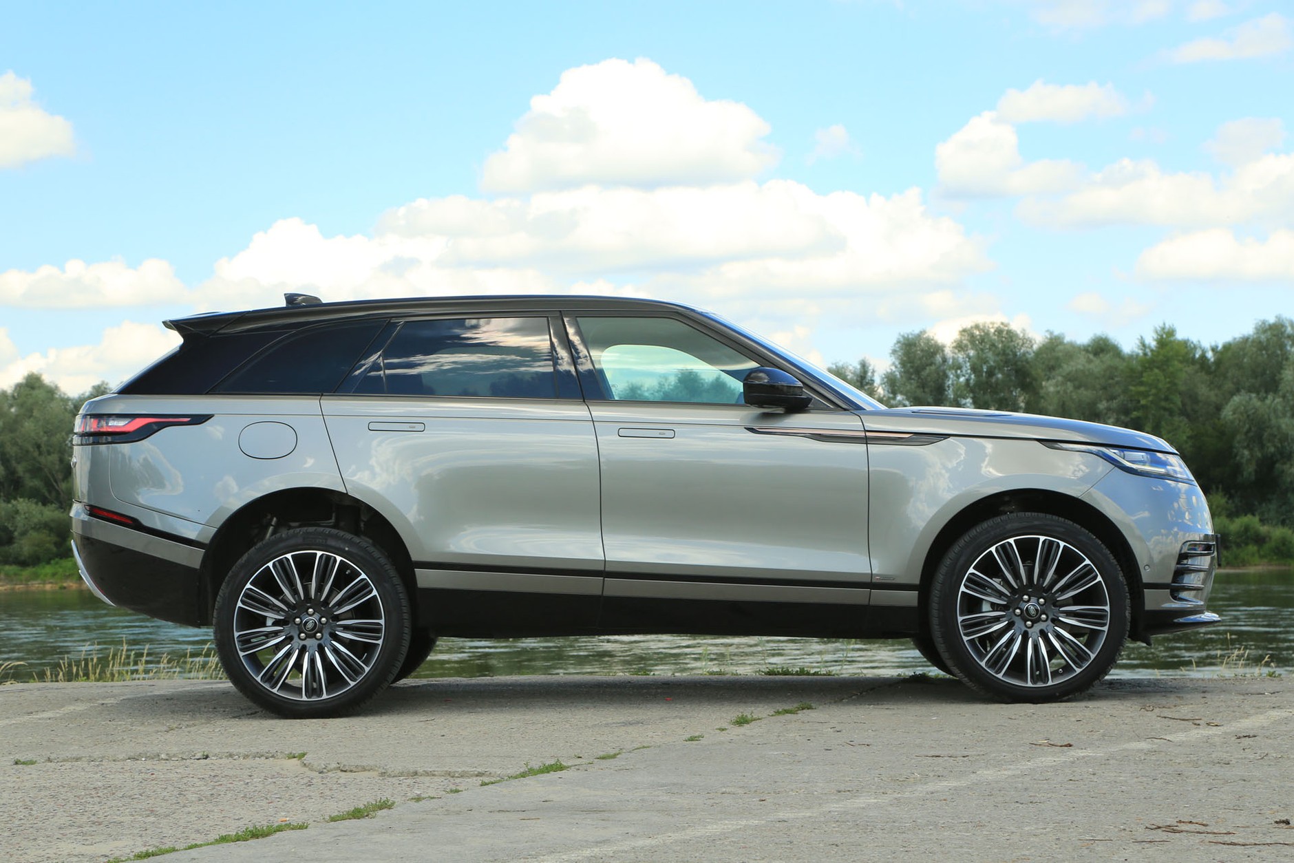 Range Rover Velar D300 - zachwyca niemal w każdym calu