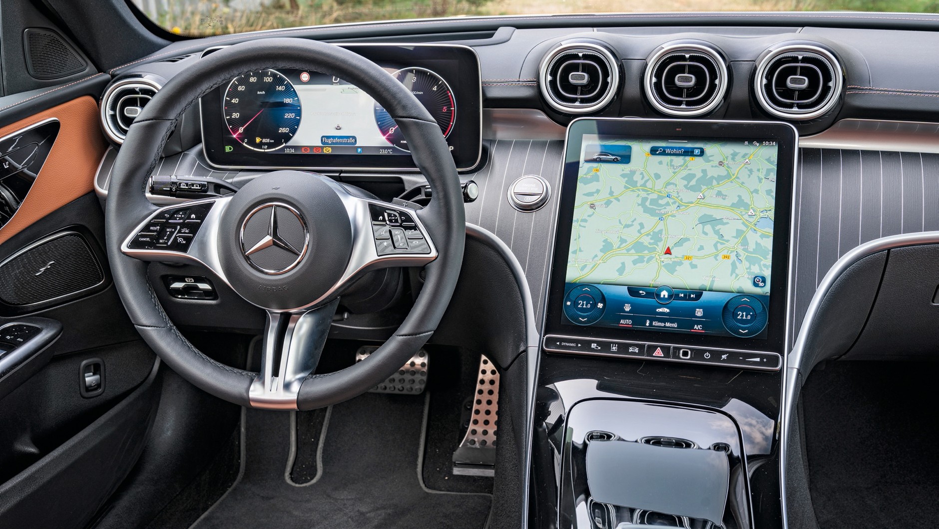 Mercedes klasy C All Terrain - w tym porównaniu Mercedes ma najbardziej elegancką kabinę.