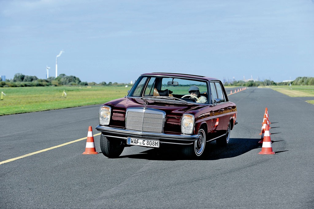 W Niemczech Mercedes „przejściówka” był trzonem flot taksówkowych. Także wielu rolników mogło sobie pozwolić na podstawowego Mercedesa z dieslem.