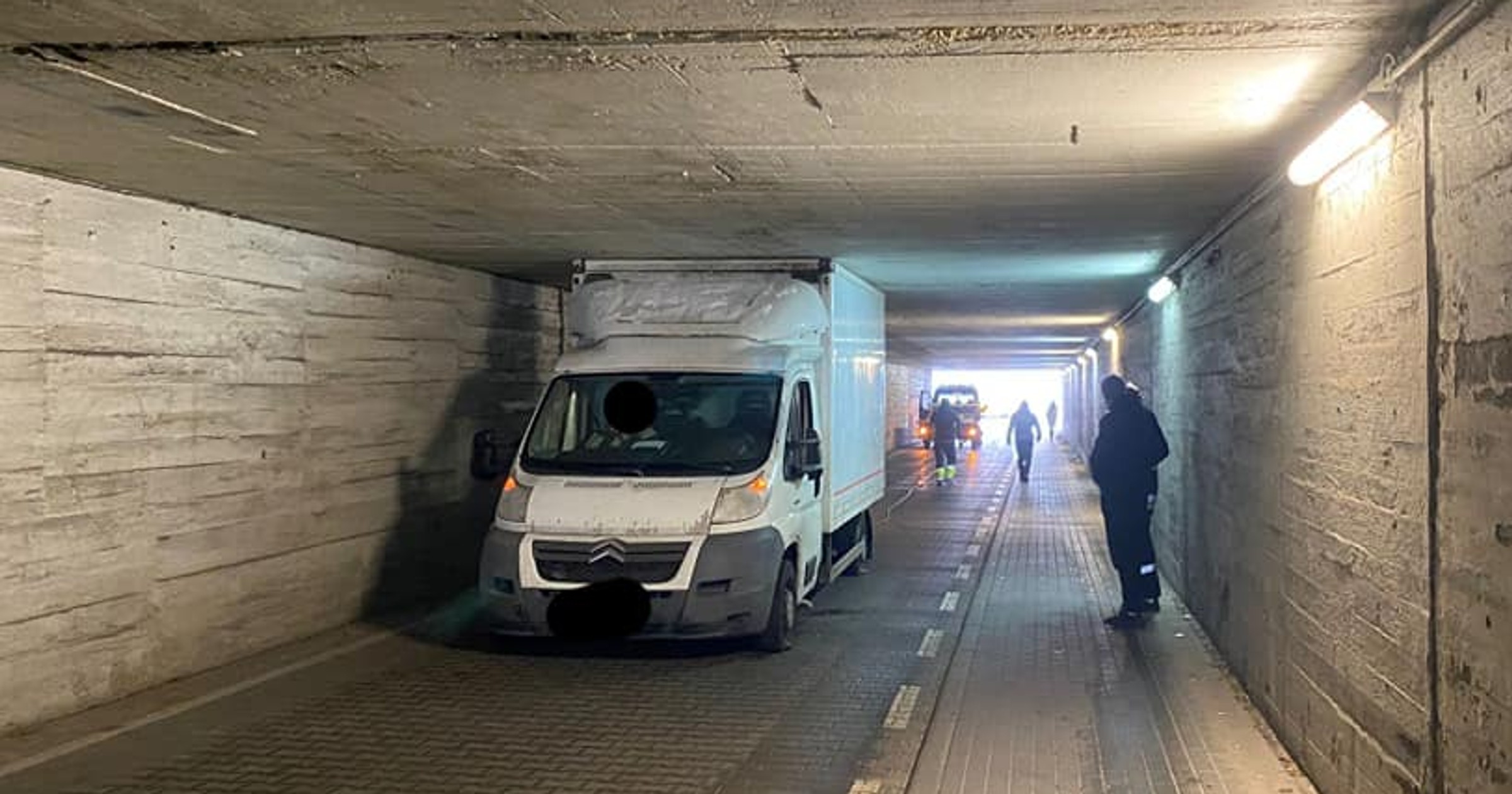 Citroen Jumper zakleszczony w tunelu w Toruniu