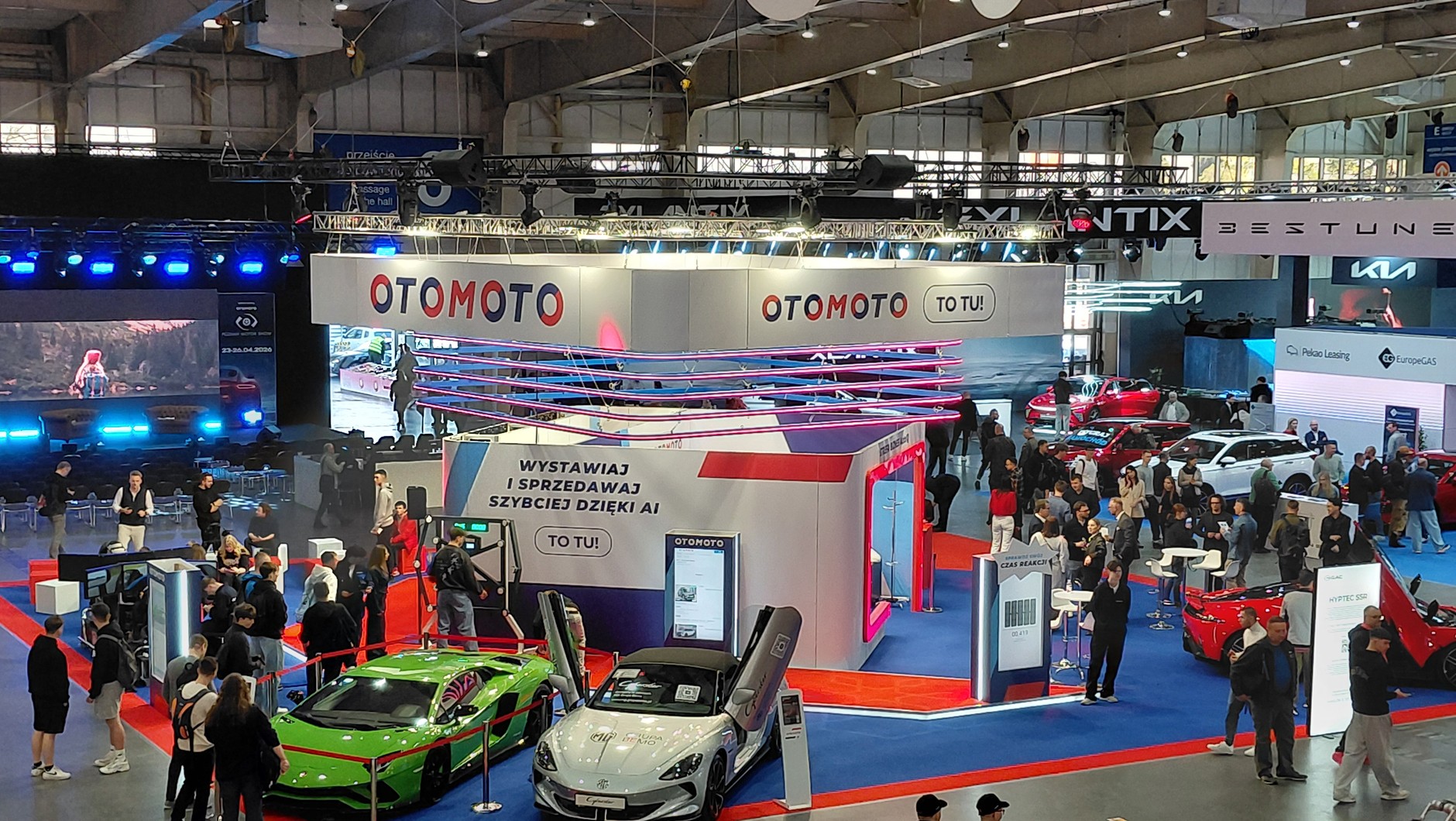 Podczas targów Poznań Motor Show imponujące stoisko OTOMOTO cieszylo się dużym zainteresowaniem oglądających. Na miejscu można było m.in. przetestować oparte na sztucznej inteligencji rozwiązania ułatwiające sprzedaż i zakup aut.