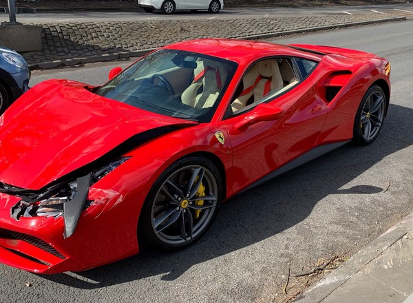 Kierowca Ferrari nie nacieszył się długo nowym nabytkiem. Rozbił je po 3 km