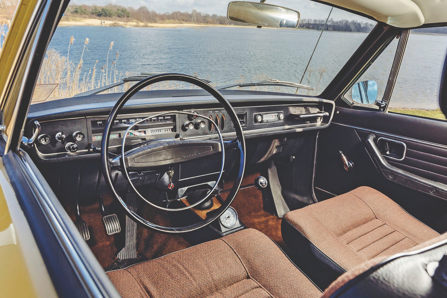 Volvo 142 DL - wakacje z przyczepką