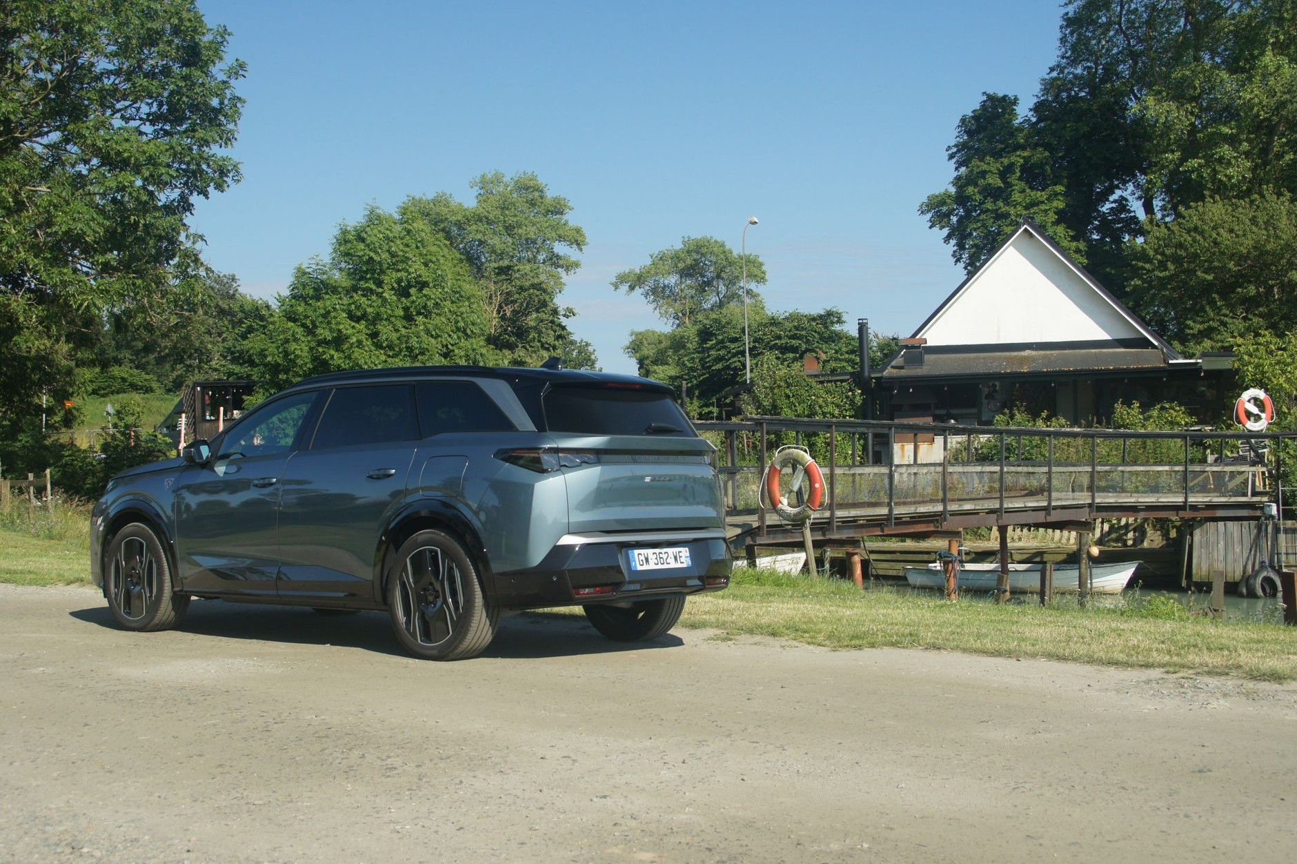 Peugeot E-5008 to kawał samochodu. Waży prawie 2,3 tony