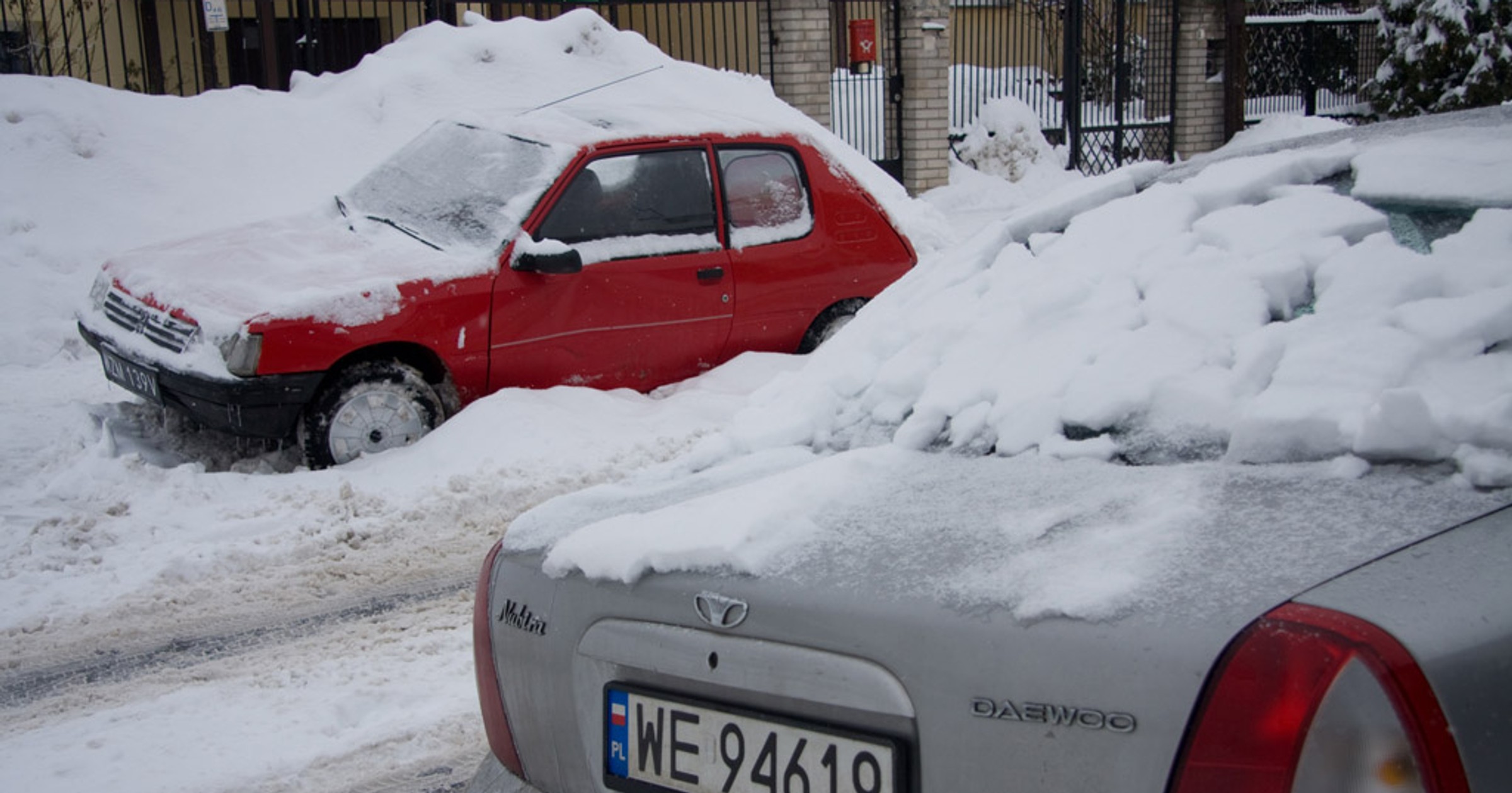 Odpalanie i odśnieżanie to zły pomysł, który powoli psuje silnik. Ma jednak jedną wielką zaletę - daje pewność, że warto odśnieżać