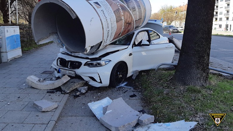 BMW M2 rozbite na słupie ogłoszeniowym
