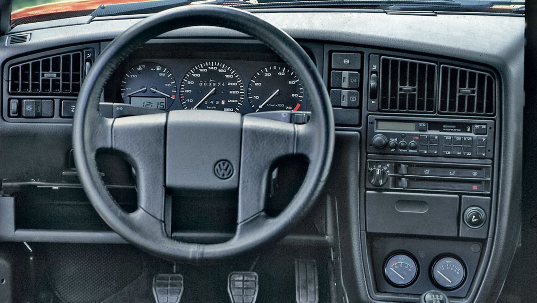 Kierownica ze środkiem w kanciastym stylu pasuje do kanciastej deski rozdzielczej – taki był design wnętrza Volkswagenów z lat 80-tych oraz 90-tych.