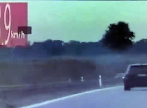 3 tys. zł i 24 punkty karne w 15 s. Tak mu się spieszyło, że poganiał policję [Wideo]