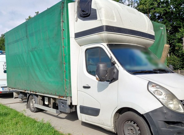 Kierowca stracił uprawnienia 13 lat temu, mimo to prowadził busa