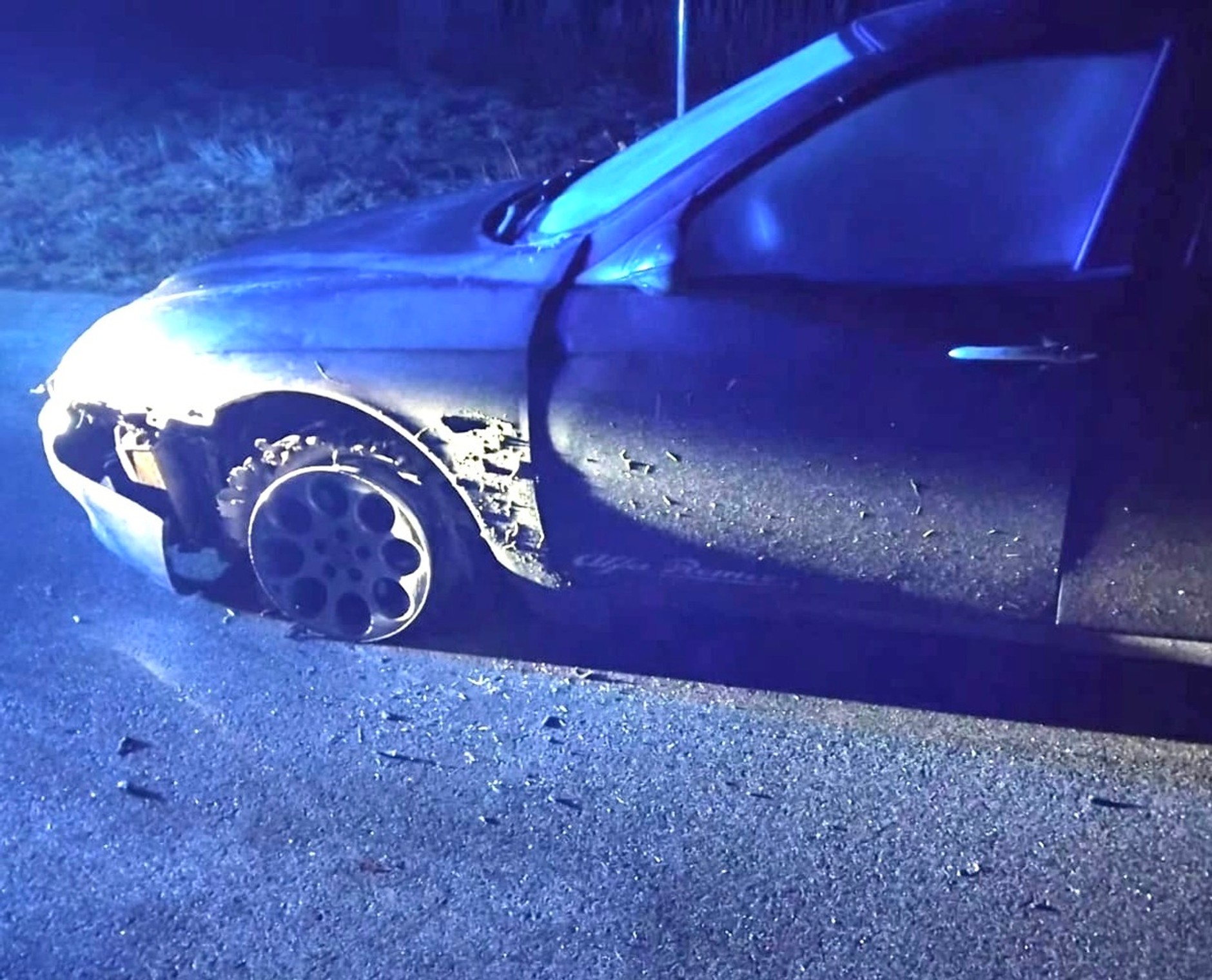 Jechali pijani na samych felgach i uderzyli w słup