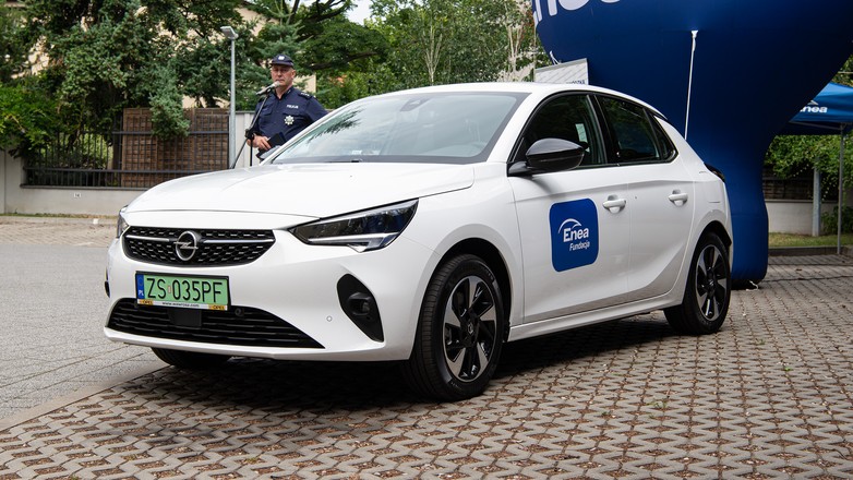 Fundacja Enea przekaże policji pięć elektrycznych Opli Corsa-e