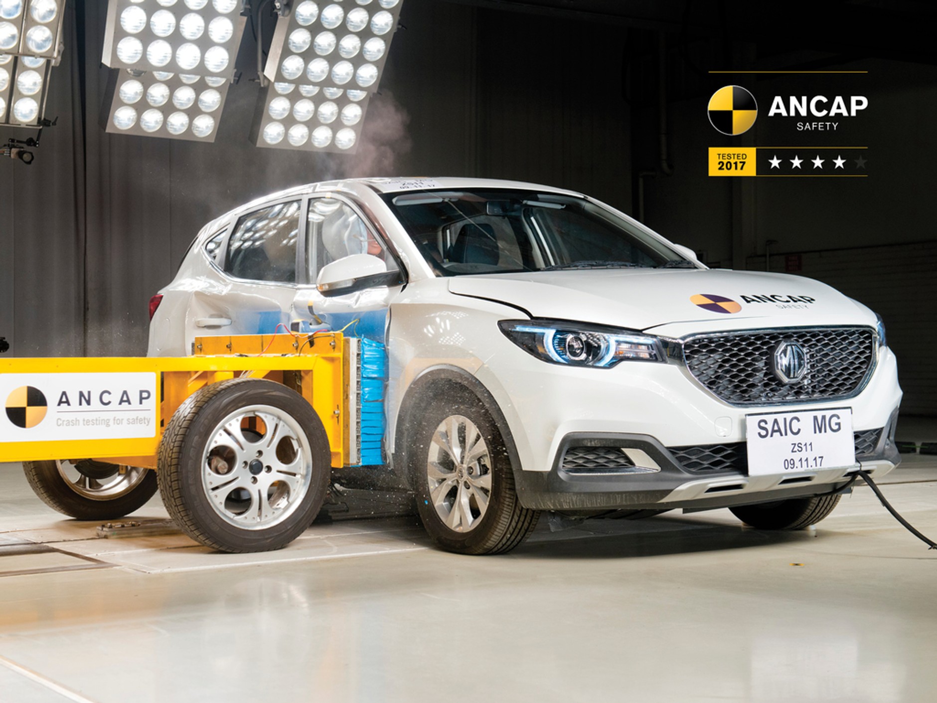 Uderzenie boczne w stojący pojazd. MG ZS