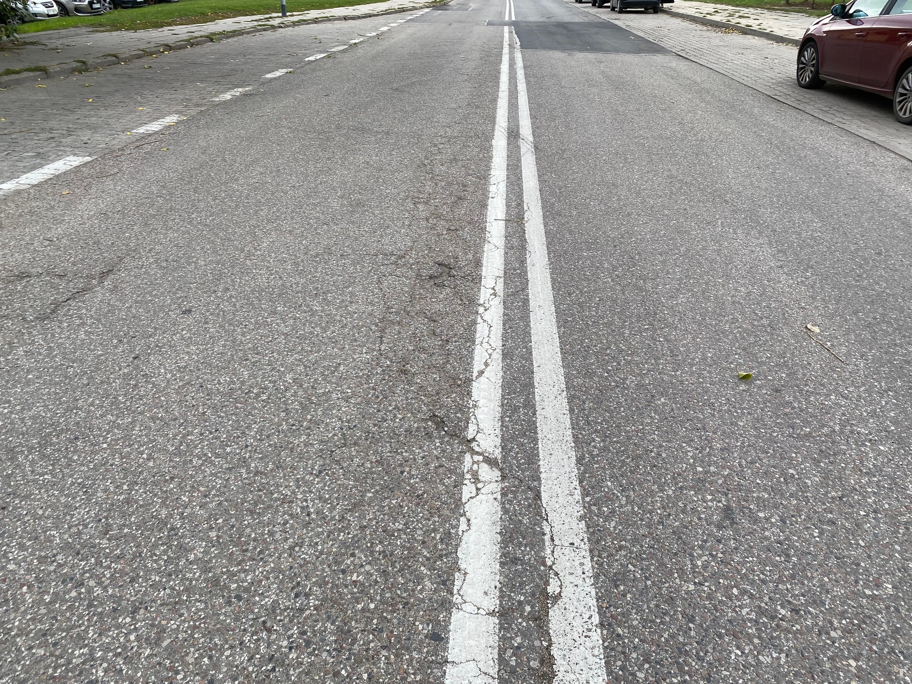 Linia P-4 oddziela pasy o przeciwnych kierunkach ruchu i oznacza zakaz najeżdżania na nią