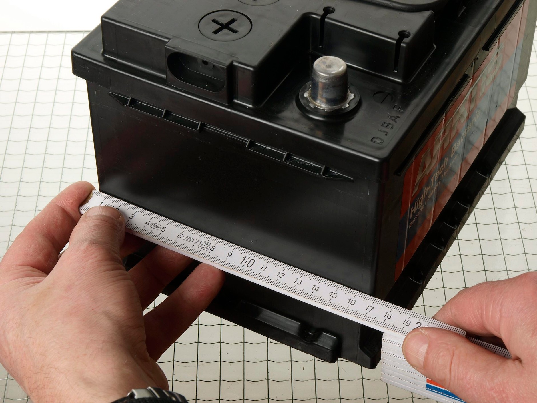 Akumulator musi pasować do wnęki przewidzianej na niego w aucie