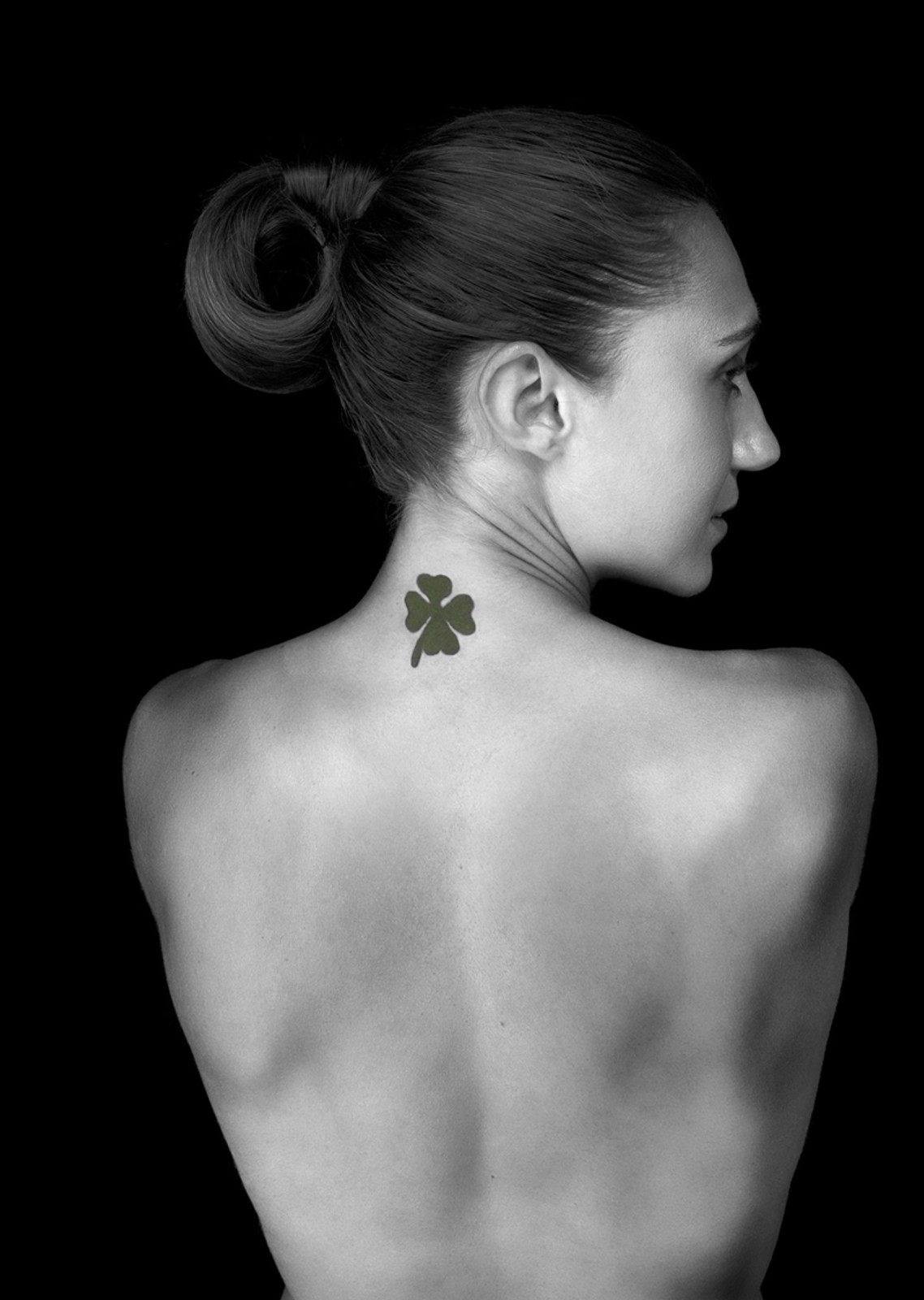 Alfa Romeo Mito w towarzystwie nagich ludzi