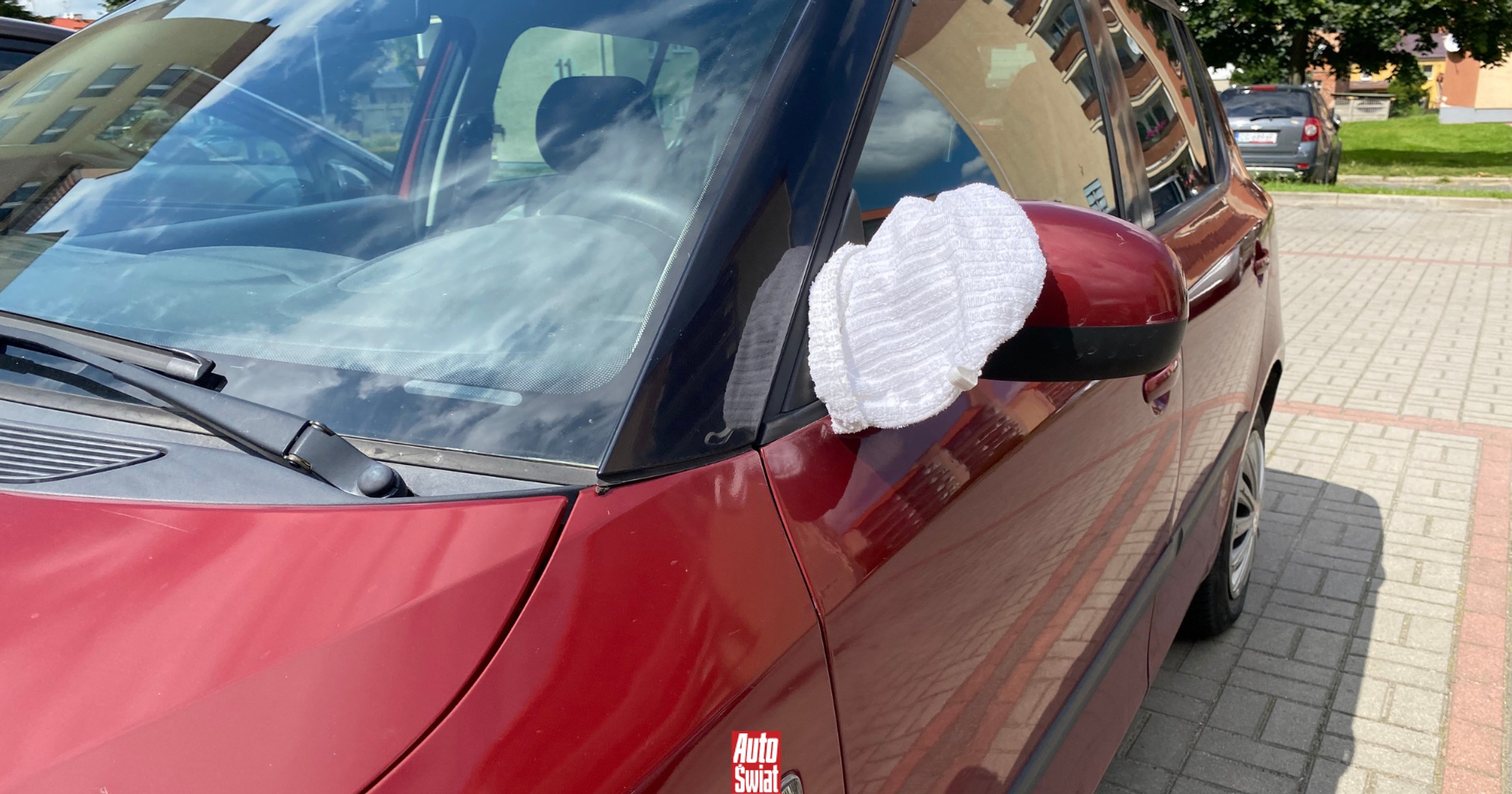 Biały ręcznik na lusterku samochodu to znak. Jeśli auto stoi na poboczu, lepiej nie ignorować