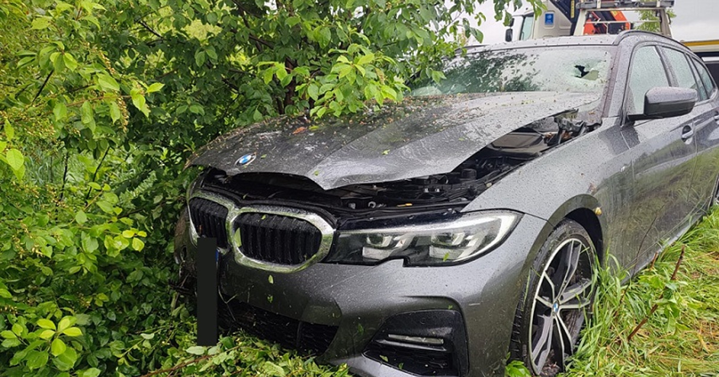 Rozbite BMW samo wezwało pomoc