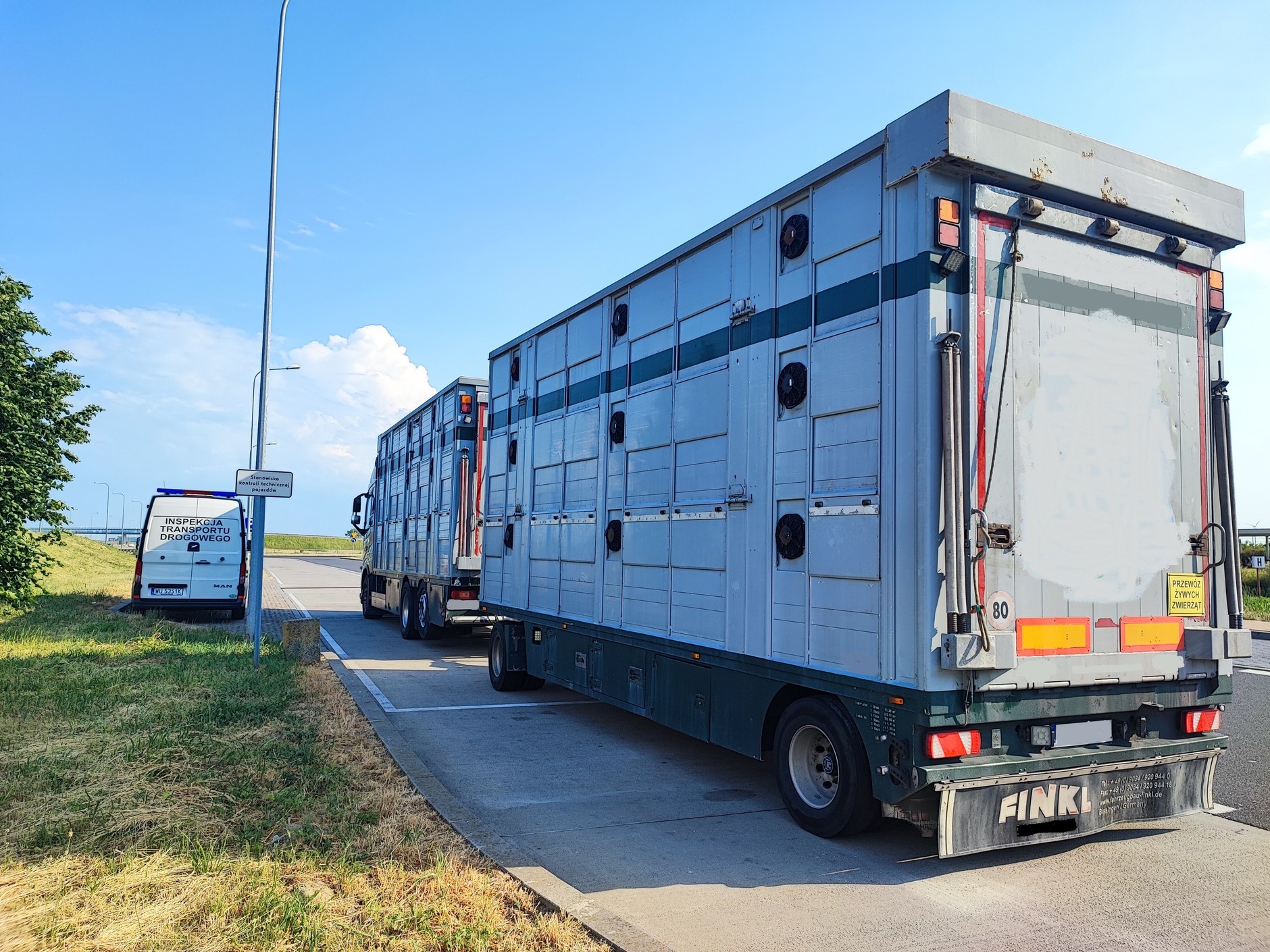 Z parkingu prosto do hotelu. Teraz kierowca już musi odpocząć