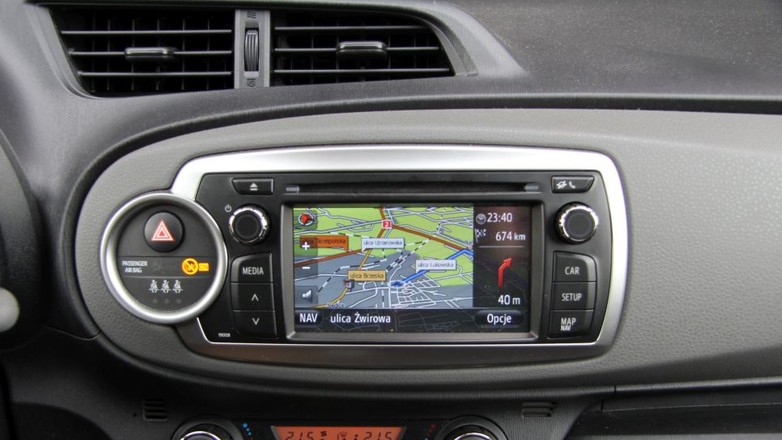 Radio multimedialne Toyota Touch&Go w modelu Yaris. Udany sprzęt, który wymaga dopłaty 2100 zł.