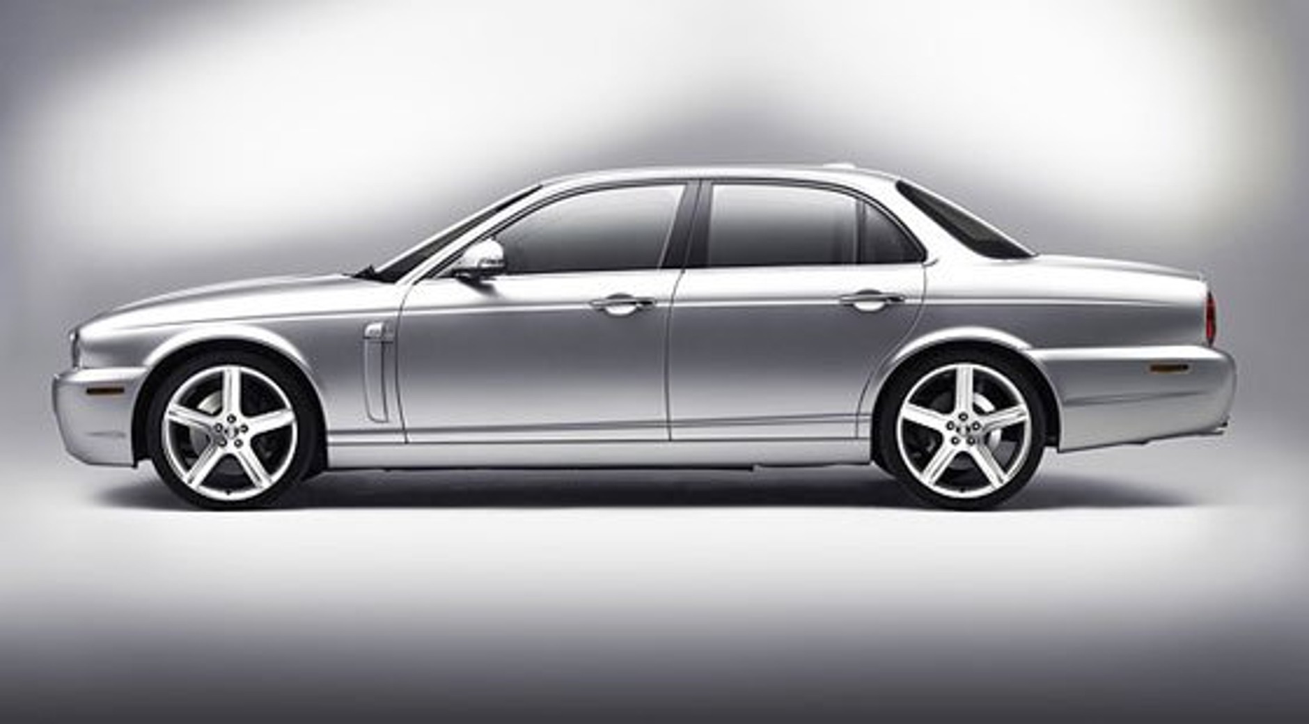 Odmłodzony Jaguar XJ: pierwsze zdjęcia i informacje