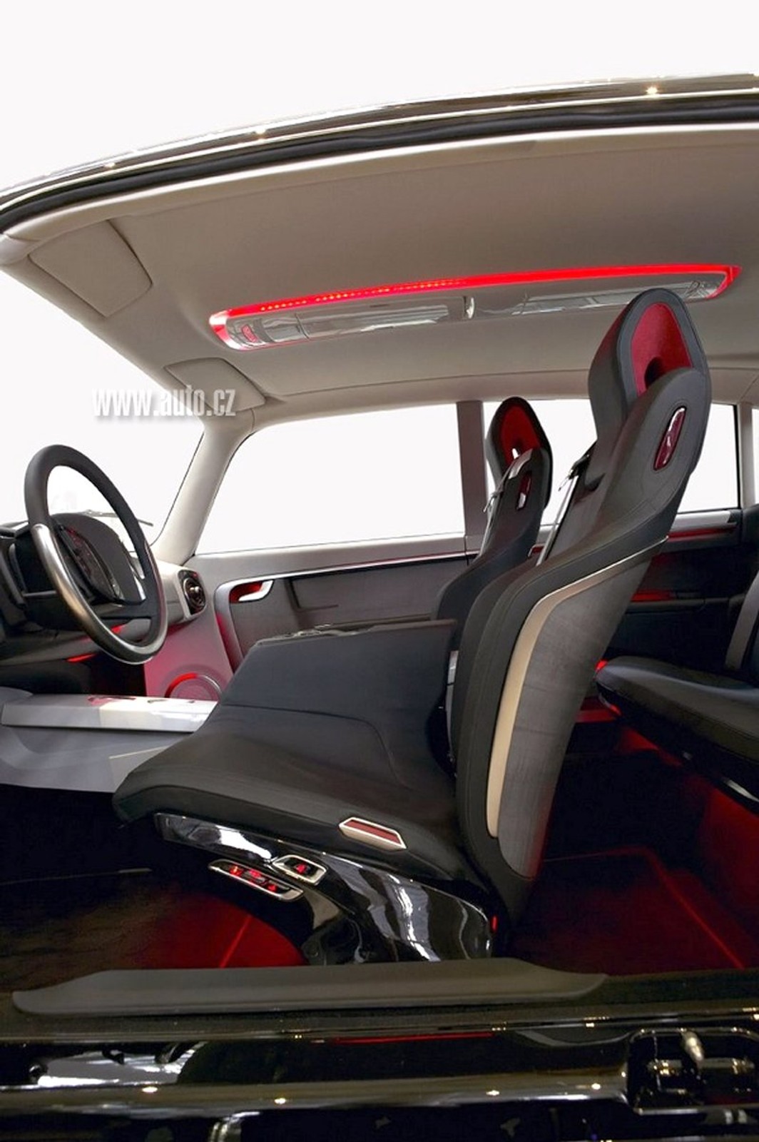 LA Auto Show 2007: Tatra 603 – czeska legenda w podaniu firmy Faurecia