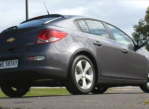 Cruze hatchback - Czy Chevrolet pokona VW Golfa?