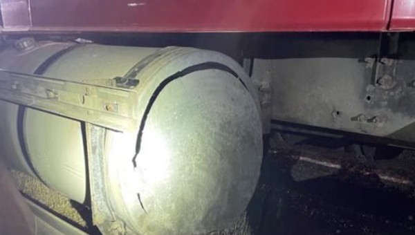 W zbiorniku paliwa kierowca przewoził dwóch imigrantów