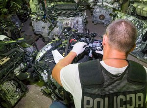 Policja przechwyciła części ze skradzionych aut o wartości 10 mln złotych