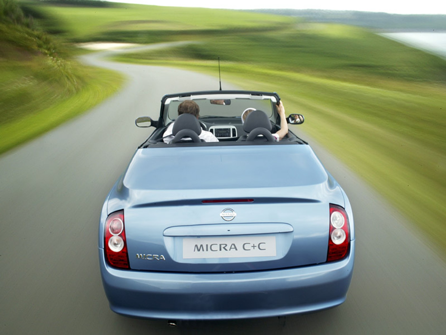 Świat zwariował: Nissan Micra C+C z Wlk. Brytanii do Japonii