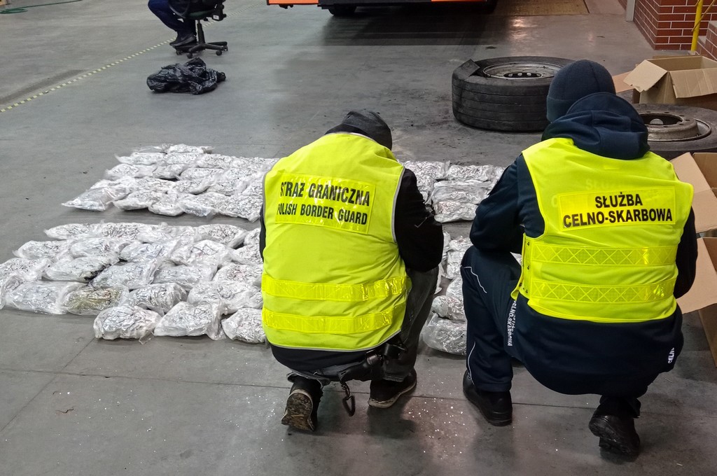 Jechał ciężarówką na Litwę. Strażnicy sprawdzili koła zapasowe