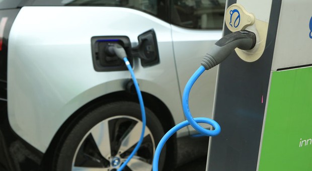 Czy z aut elektrycznych i hybryd skorzystamy do celów służbowych?