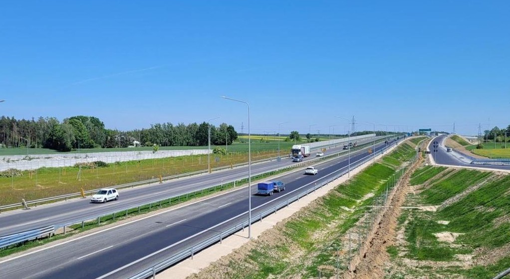 Finiszują prace na dojeździe od strony Warszawy do węzła na skrzyżowaniu dróg ekspresowych S8 i S61 koło Ostrowi Mazowieckiej