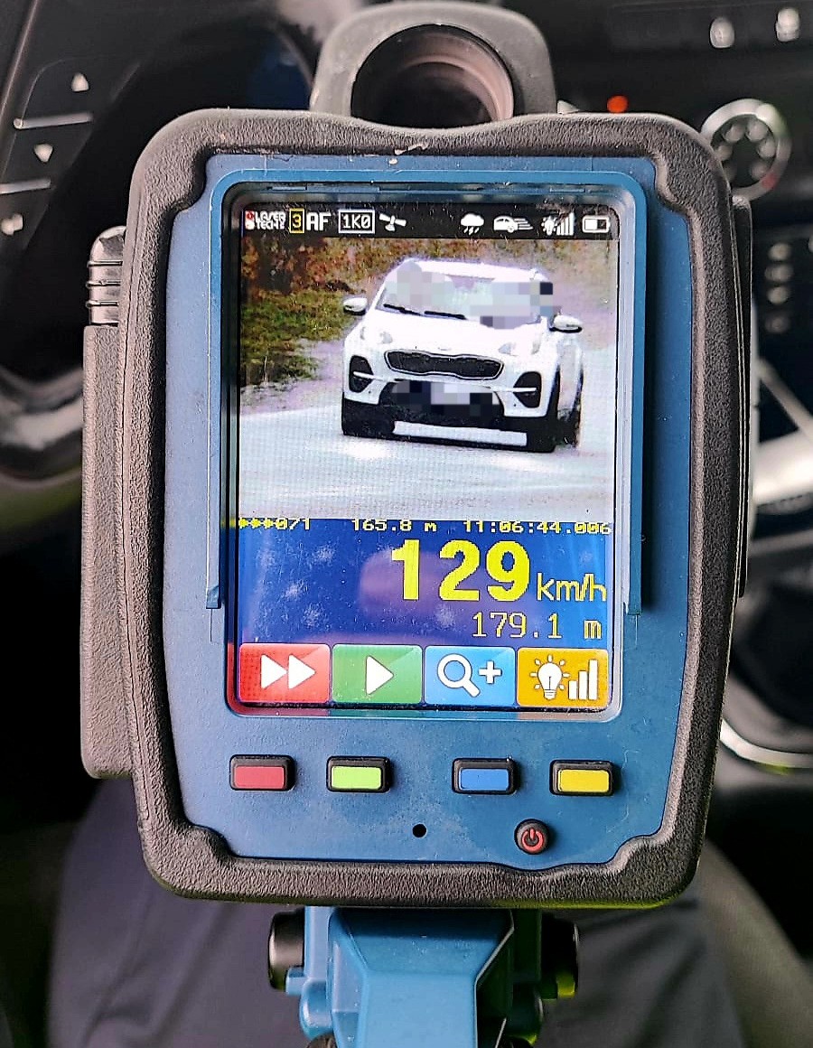 Na urządzeniu pomiarowym wyświetlił się wynik 129 km na godz.