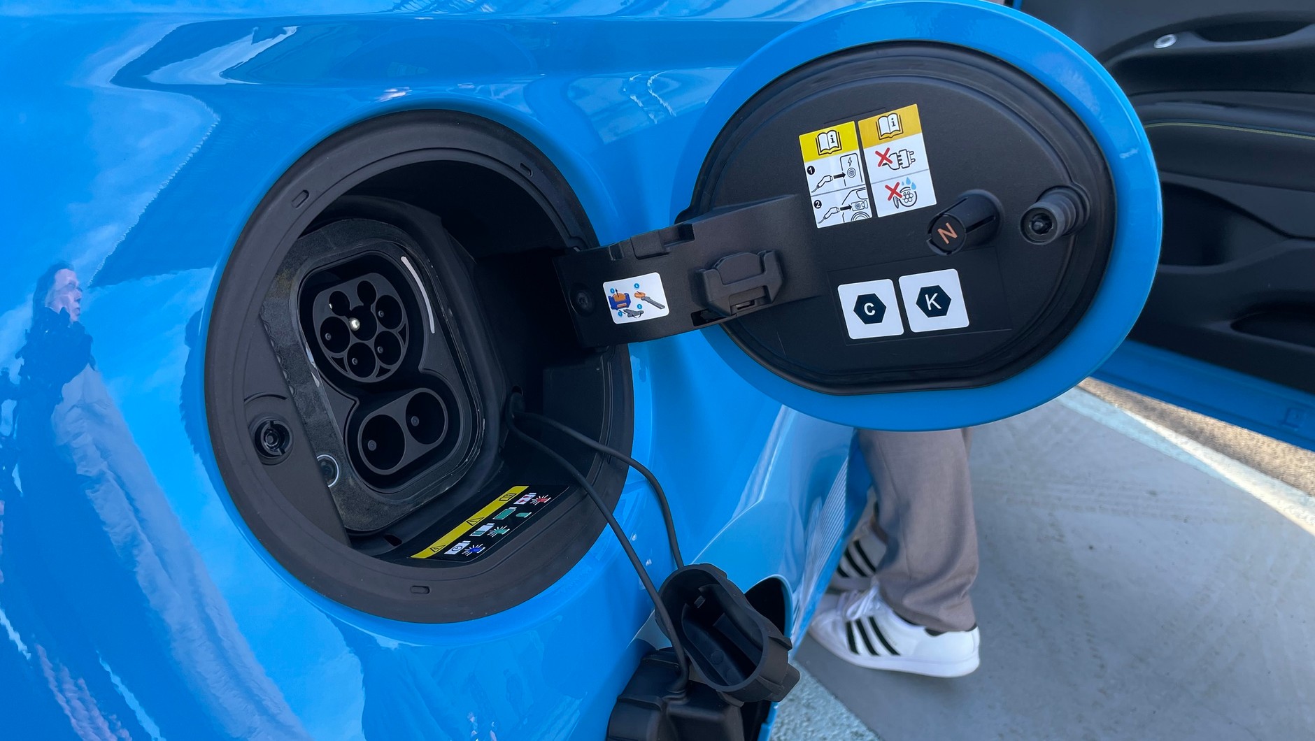Maksymalna moc ładowania to 85 kW jak w "pięćsetce"