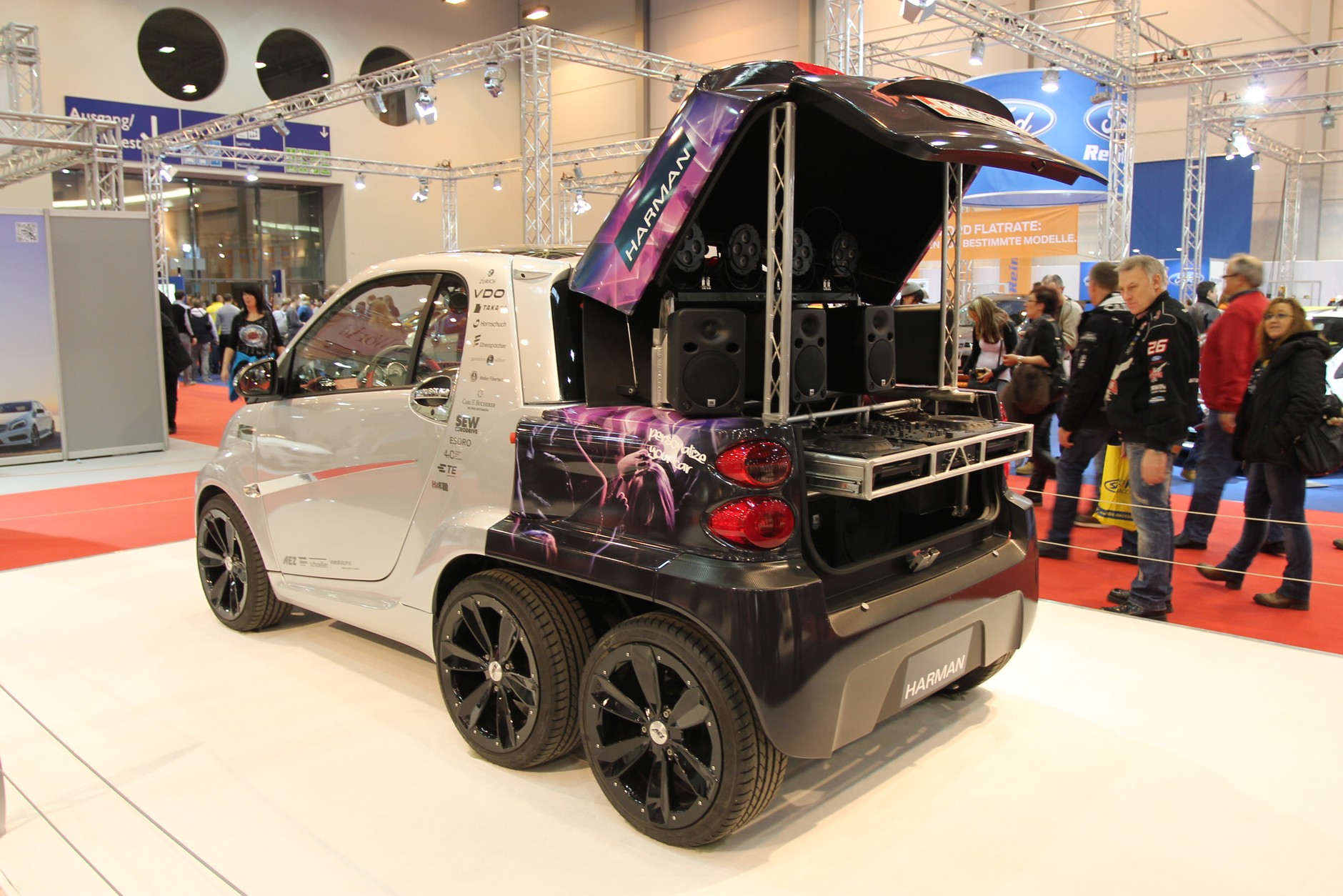 Essen Motor Show 2012 - zwariowane bolidy i szokujące dziewczyny