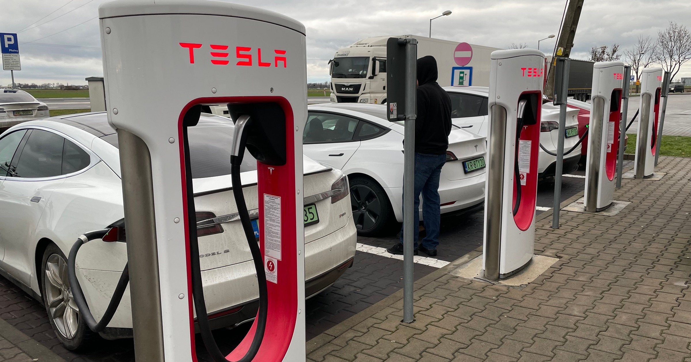 Ładujące się Tesle na Superchargerze